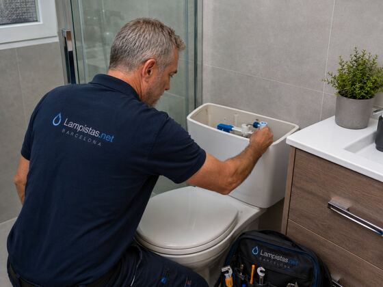 Fontanero de Lampistas reparando una cisterna de WC en Barcelona